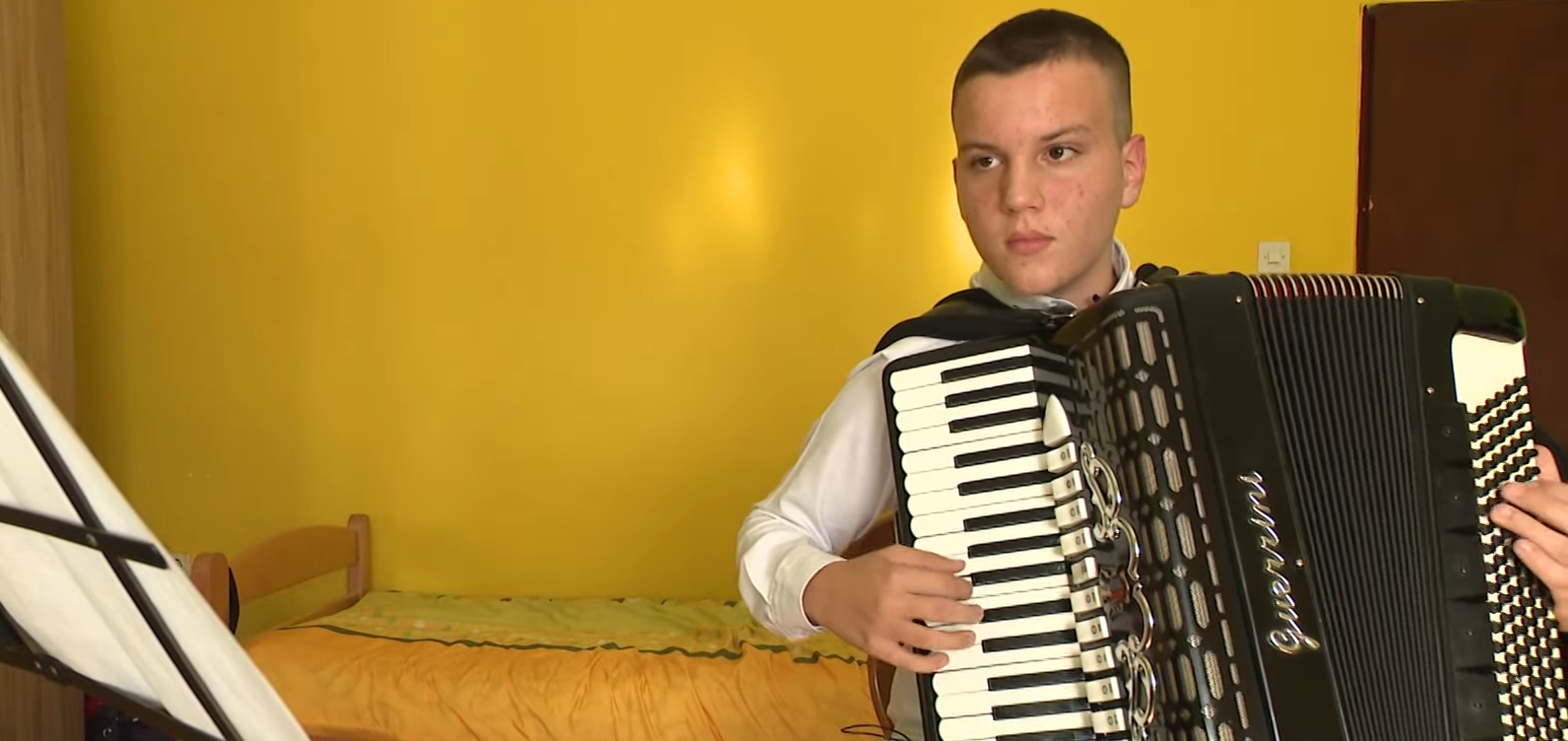 MALI HARMONIKAŠ IZ LOVĆENCA
