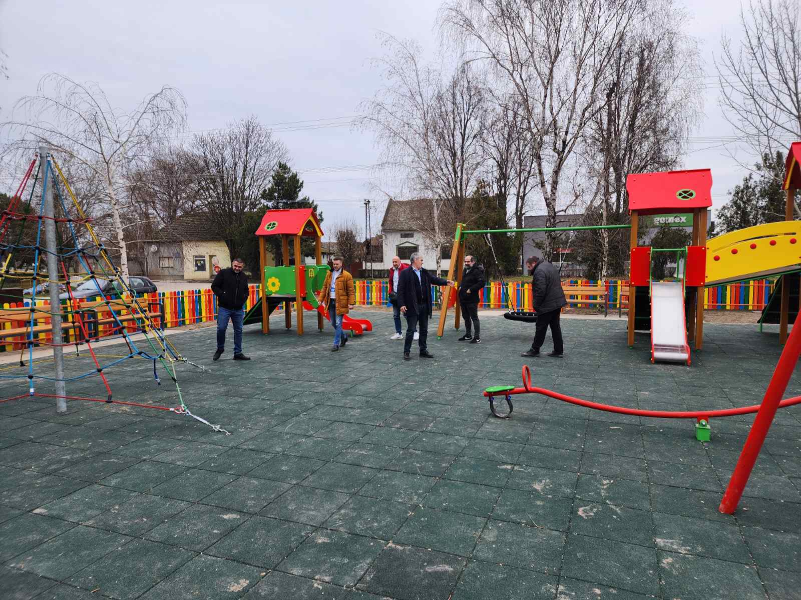 opštinska uprava obišla dečji park u malom iđošu