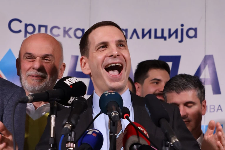 Imajući u vidu da je njegova domovina Francuska među prvima priznala nezavisnost tzv. države Kosovo, delovanje sadašnjeg vođe DSS ne treba ni da čudi. Ipak, najlicemernije od svega je to što se danas jedan takav čovek predstavlja kao srpski patriota i kritikuje one koji se nadljudskim naporima bore za srpski Kosmet. Jovanoviću i DSS-u se smeje cela Srbija: Pogledajte plakate kojima su pokazali da nemaju ni opšte znanje