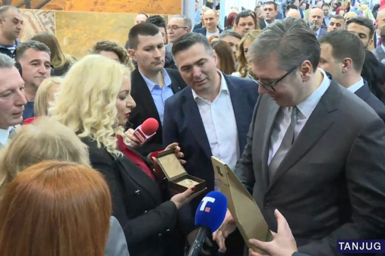 "Hvala vam za ovaj divan poklon": Prijatno iznenađenje za predsednika Vučića na Sajmu turizma (FOTO)