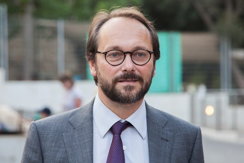 žiofre: eu osuđuje pretnje i jezik mržnje na protestu ispred predsedništva srbije