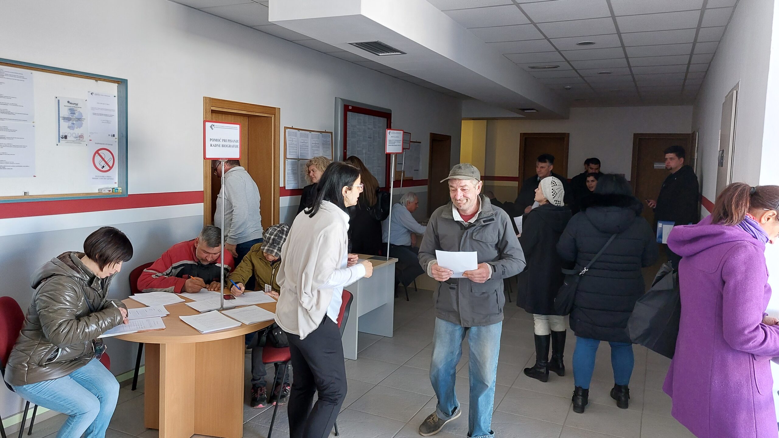 U subotičkoj filijali Nacionalne službe za zapošljavanje održan je još jedan Sajam zapošljavanja, na kom su poslodavci ponudili preko 250 slobodnih radnih mesta, a odazvao se i veliki broj nezaposlenih lica. Posao ili promenu zaposlenja na Sajmu su potražili brojni Subotičani, čemu je svedočila gužva između štandova poslodavaca. Mnogi su aplicirali na nekoliko pozicija, a i ponuda slobodnih mesta bila je raznolika, od zanimanja sa osnovnim obrazovanjem do onih za visokoobrazovana lica. Učešće je uzelo 23 poslodavca, od kojih mnogi prvi put. Iz filijale poručuju da je Sajam odlična prilika za poslodavce i nezaposlene da ostvare direktan kontakt, ali isto tako izražavaju bojazan da mnogi poslodavci neće uspeti da nađu zaposlene, jer u najvećoj meri traže radnike deficitarnih zanimanja. „Sam efekat Sajma zapošljavanja mi kao i obično pratimo šest meseci iz tog razloga, međutim svi koji žele da rade već posle dve, tri nedelje se i zaposle kod poslodavaca koji su danas ovde“, poručila je Verica Vujadinović, direktorka filijale NSZ. Pored Subotice, Sajam zapošljavanja će biti organizovan i u Bačkoj Topoli 25.aprila. 