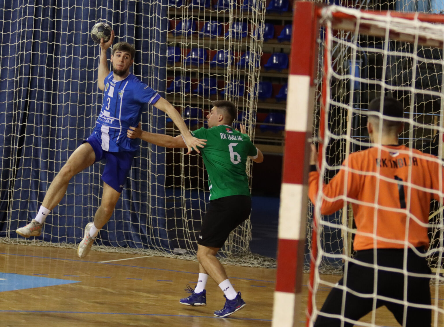 Rukometaši Spartaka pobedom nad Inđijom od 34:24 zabeležili su 10 prvenstvenu pobedu u Super B ligi. Subotičani su brzo stekli osetnije vodstvo koje su do kraja meča uspešno održavali. Anagažovano su domaći ušli u utakmicu i već u 4. minutu imali prednost od 5:1. Igrali su odlično u odbrani itime zaustavili napade protivnika a brzo i maštovito u napadu čime su povećavali prednost. Golom Momića, Spartak je poveo sa 8:2. Gosti su u 13. minutu uspeli da smanje zaostatak, nakon pogotka Bogojevića prišli su na 9:6. Usledio je brz odgovor Spartaka sa dva gola Miskina i pogotkom Lakovića poveli su sa 13:6. Prvo poluvreme je završeno sa vodstvom Spartaka od 19:9. Spartak je uspešno realizovao svoja prva dva napada, golovima Živkovića i Stevović prednost je porasla na 12 golova, 21:9. Nisu imali rukometaši Inđije rešenje za raspoloženog domaćina koji je održavao stečenu prednost. U poslednjih deset minuta ušlo se sa vodsvom Spartaka od 28:18 i već tada se videlo da je pobednik utakmice rešen bilo je samo pitanjne konačnog rezultata. Nakon utakmice za najboljeg igrača susreta proglašen je golman Spartaka, Gašić Aleksandar.