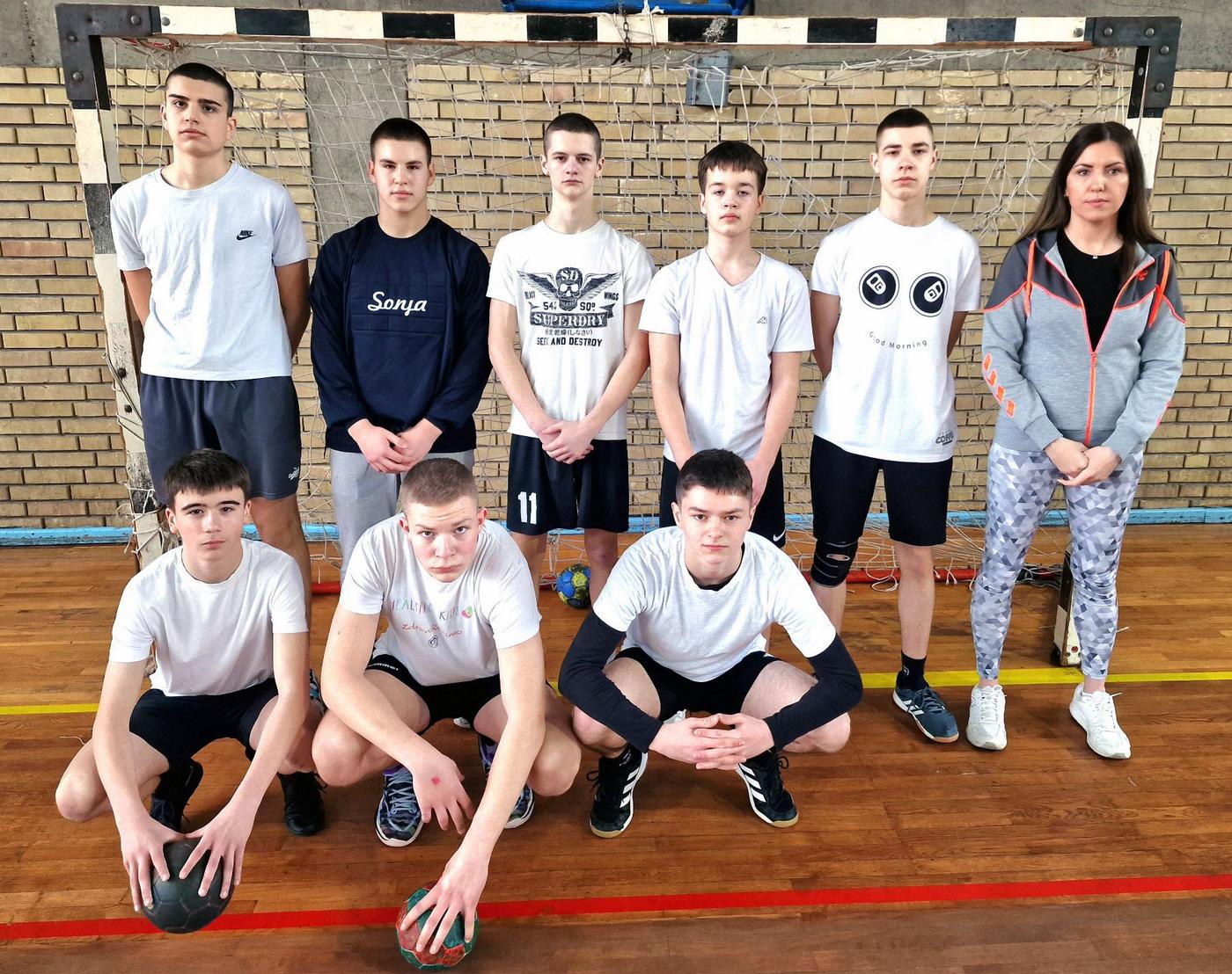 Gradsko školsko prvenstvo u rukometu za osnovne i srednje škole u organizaciji Saveza za školski sport Subotice održano je u četvrtak 9. marta. Pobednici su obezbedili učešće na Međuokružno takmičenje. Takmičenje za osnovne škole u muškoj konkurenciji održano je u OŠ "Majšanski put" na kojem je učestvovalo 6 ekipa koje su bile podeljene u dve grupe. Pobednici grupa igrali su u finalu a drugoplasirane ekipe su se borile za treće mesto. Prvenstvo je osvojila OŠ "Sonja Marinković" koja je u finalu savladala ekipu OŠ "10. Oktobar" sa 11:2. Treće mesto pripalo je OŠ "Ivan Milutinović". U konkurenciji devojaka za osnovne škole takmičenje je održano u Tehničkoj školi “Ivan Sarić” u četvrtak, 09. marta. Učenice OŠ "Hunjadi Janoš" osvojile su gradsko prvenstvo čime su stekle pravo učestvovanja na Okružnom prvenstvu. Među učenicima srednjih škola Gradsko rukometno prvenstvo osvojila je Tehnička škola "Ivan Sarić". Kod devojaka trijumfovala je Gimnazija Kostolanji Deže. Đaci ove dve škole stekli su pravo učestvovanja na Međuokružnom prvenstvu. 