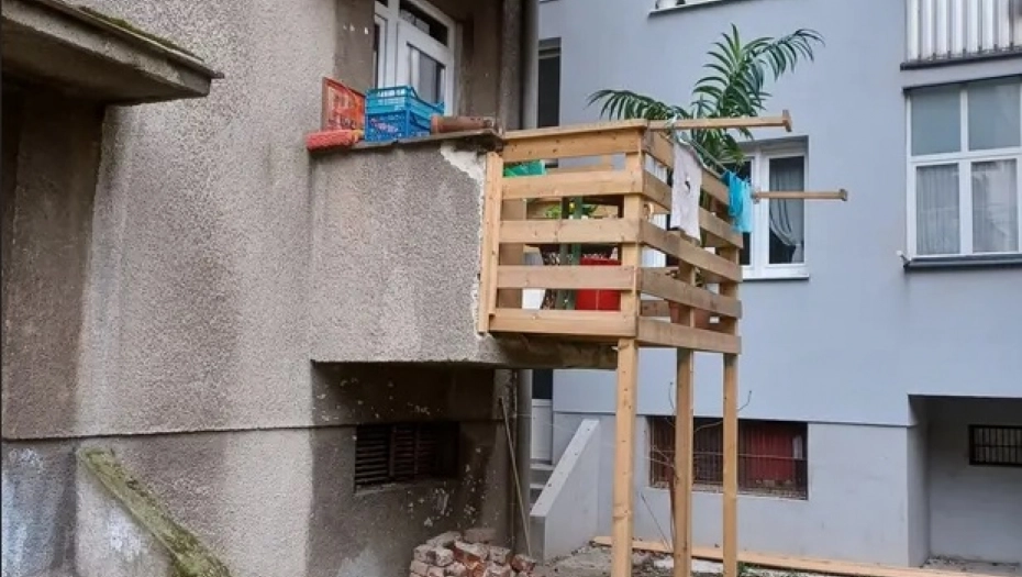 Žena proširila balkon, komšije u šoku, a oglasio se i samozvani "arhitekta"