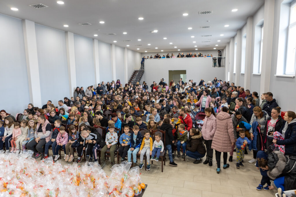 Kako bi uskršnje praznike učinili lepšim za najmlađe meštane Donjeg i Gornjeg Tavankuta, Ljutova i Čikerije, predstavnici mesnih zajednica “Tavankut” i “Ljutovo”, organizovali su svečanost i tom prilikom podelili više od 500 paketića za decu. „Mališani su uživali u pozorišnoj predstavi koju su izveli glumci Dečijeg pozorišta", rekla je Anđela Moravčić iz Tavankuta, a Dejan Lončarević, ispred Mesne zajednice, istakao je da je ovo samo jedna od manifestacija sa ciljem da se kulturno-zabavni život podiže na viši nivo, napominjući da su pokloni pripremljeni s ljubavlju za svu decu do 14 godina koja žive na teritoriji gore navedenih mesta.
