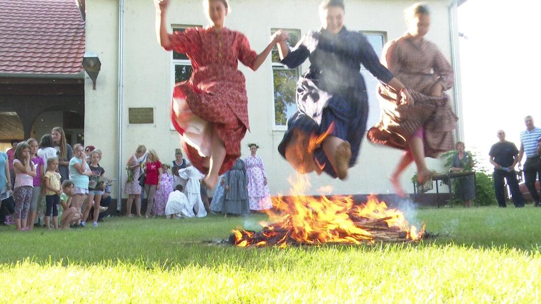 Tradicionalno preskakanje vatre na dan Svetog Ivana Cvitnjaka u subotu u Maloj Bosni