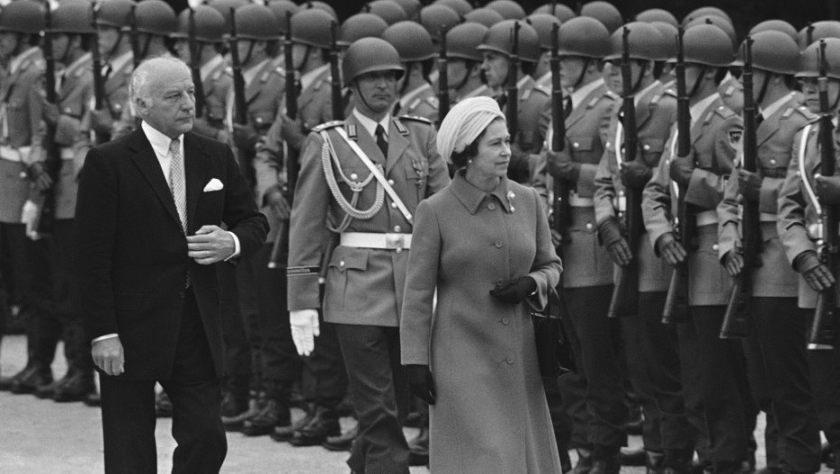 "Dva prikladna konja, molimo": Britanska kraljica zahtevom iznenadila političare u poseti Nemačkoj 1978. godine