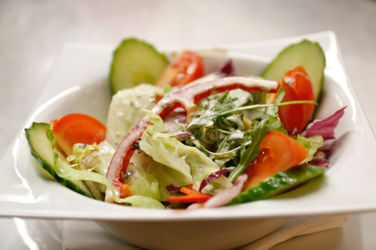 Kako je Šopska salata dobila ime? Nezaobilazni je deo trpeze, a malo ko zna ko se krije iza njenog imena
