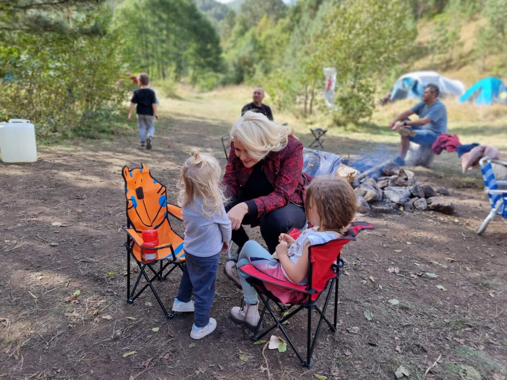 Ministarka Kisić posetila kamp u prirodi za porodice