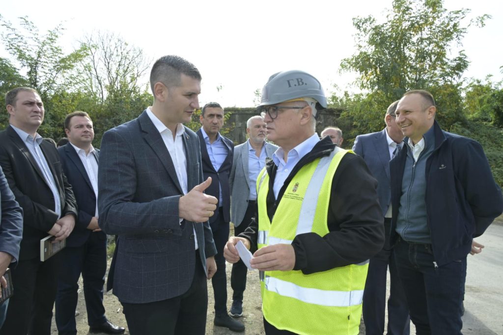Vesić: Ravnomerno razvijamo Srbiju, rekonstruišemo i lokalne puteve