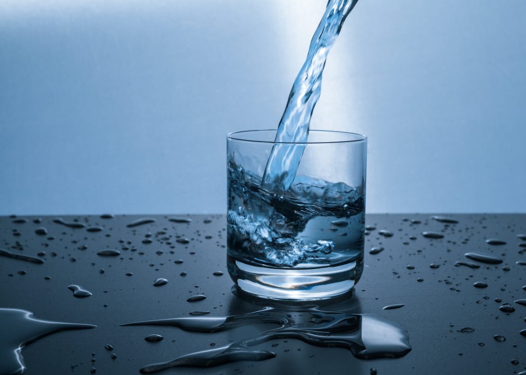 Evo zašto nije dobro da jedete i pijete vodu u isto vreme