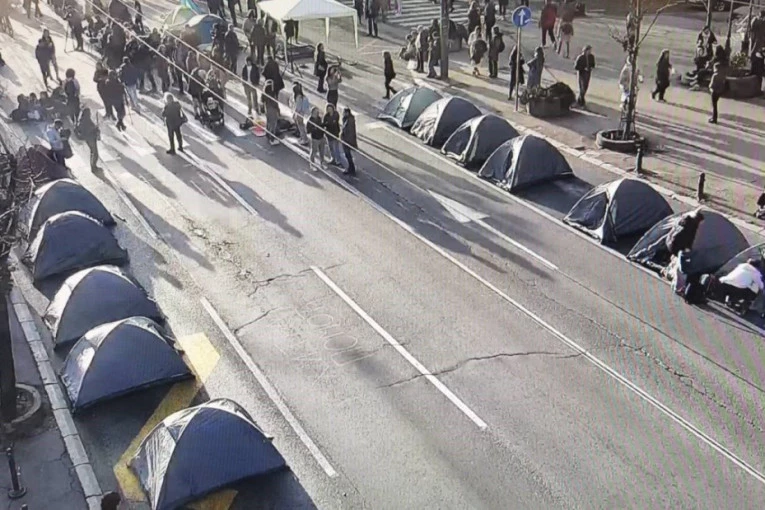 “Studenti” i dalje maltretiraju Beograđane: Njih 50 pred praznike kampuje u centru grada