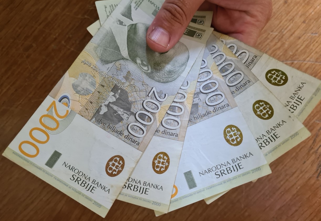 Svim srednjoškolcima do kraja ove nedelje po 10.000 dinara