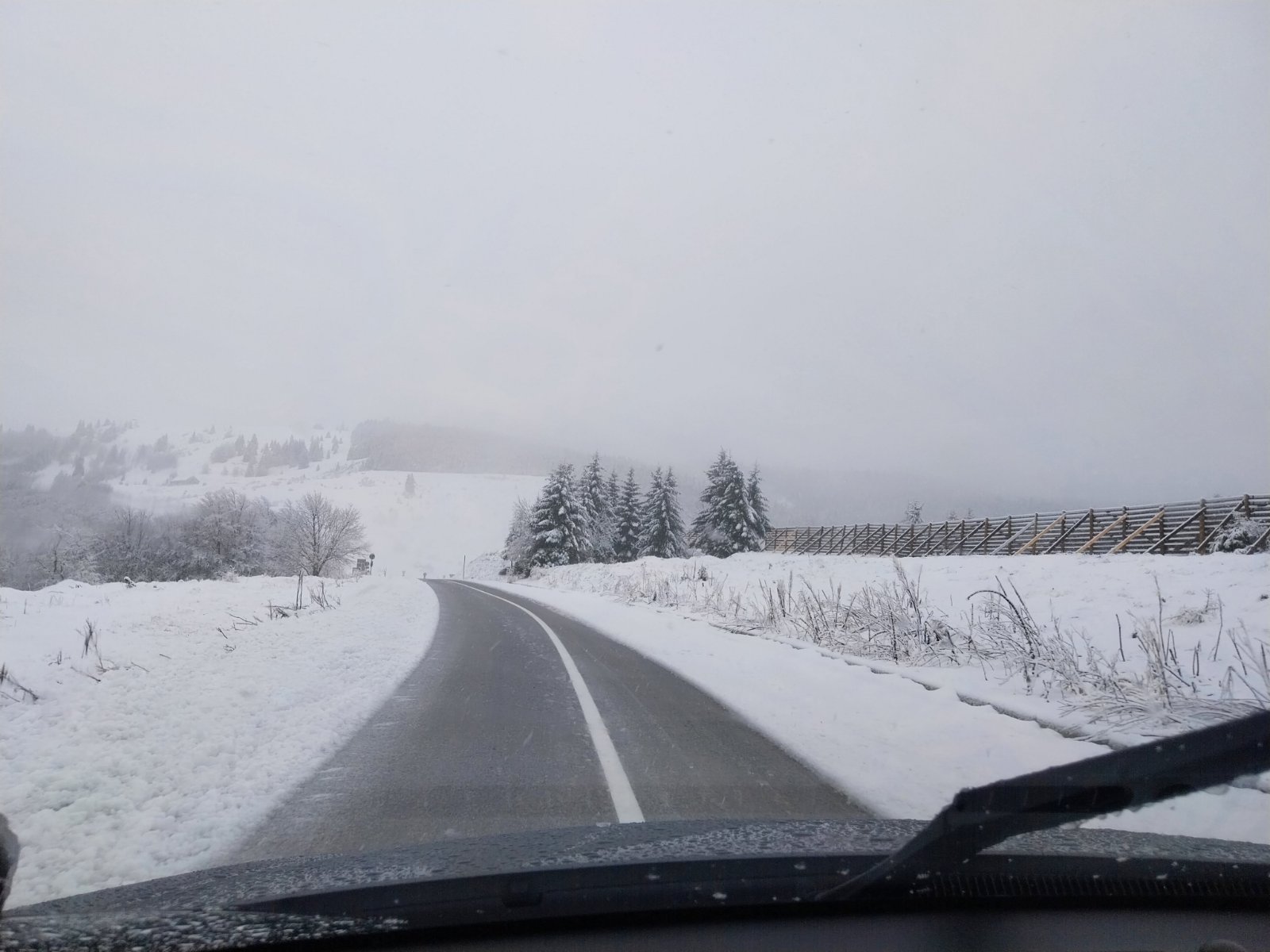 Na pojedinim putnim pravcima ima raskvašenog snega, potreban oprez u vožnji