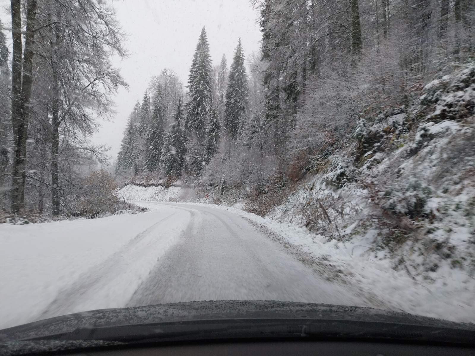 Oblačno s kišom, na planinama sneg