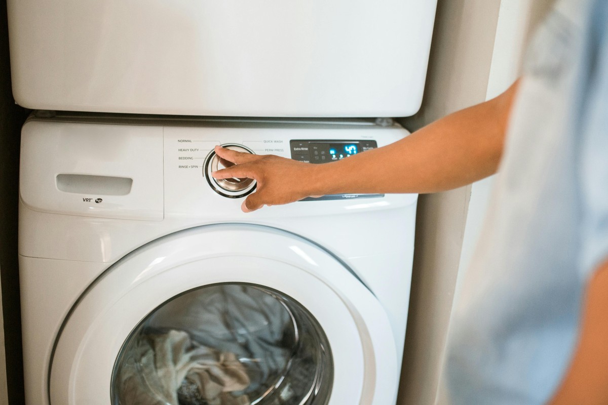 Mnogi prave ogromnu grešku: Evo koliko praška za veš je tačno potrebno po pranju