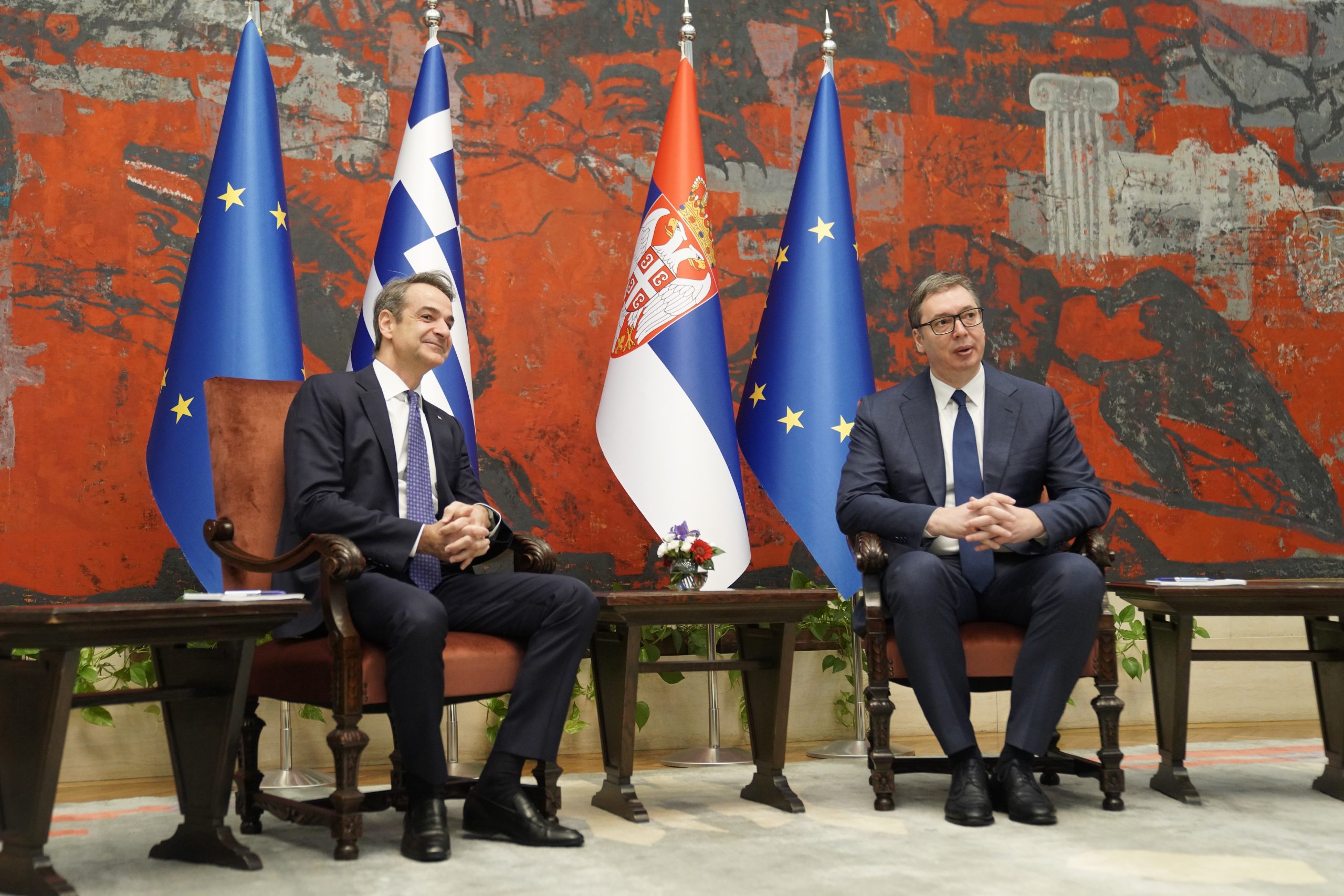 Vučić dočekao Micotakisa ispred Palate Srbije