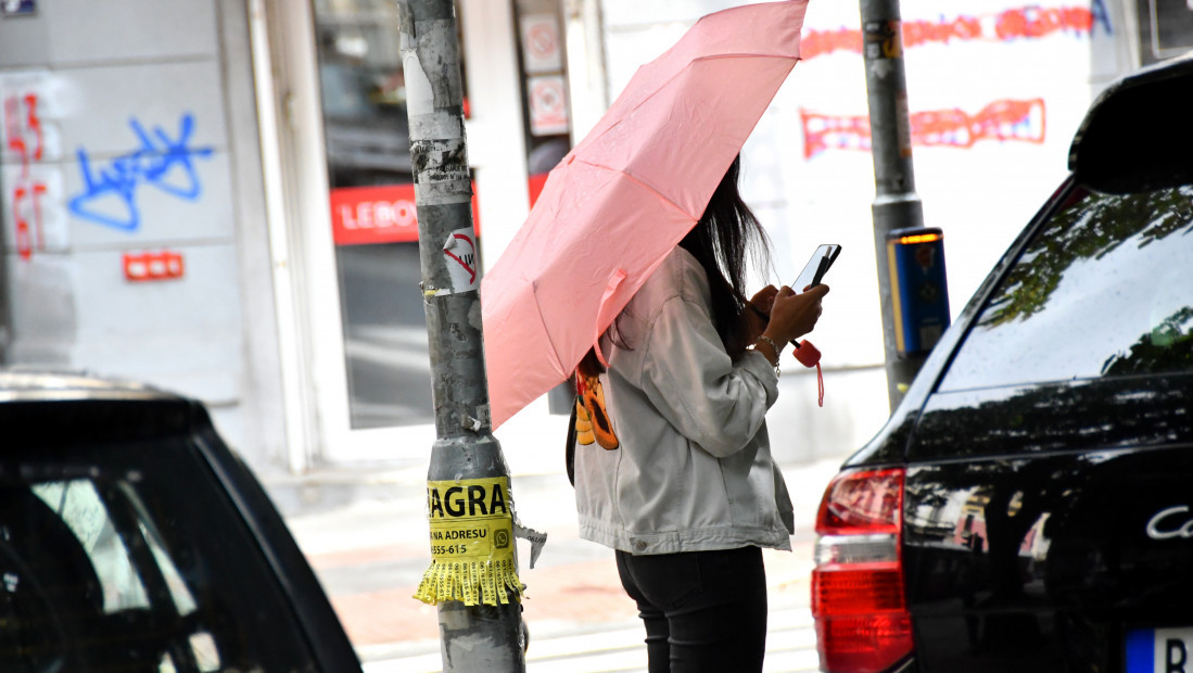 Republički hidrometeorološki zavod izdao je danas upozorenje za područje Srbije na visoku temperaturu u kombinaciji sa pojačanim južnim i jugozapadnim vetrom, dok se sutra očekuju vremenske nepogode. Danas se očekuje maksimalna temperatura od 33 do 38 stepeni, a najtoplije će biti na jugu i istoku Srbije. Usled umerenog i jakog južnog i jugozapadnog vetra u donjem Podunavlju i na jugu Banata, a od sredine dana i širom zapadne i južne Srbije, povećava se rizik od iniciranja i ubrzanog širenja šumskih i drugih požara na otvorenom prostoru. Moguće vremenske nepogode Takođe, RHMZ je izdao upozorenje na moguće vremenske nepogode sutra. Pljuskovi i grmljavine koji se na području Srbije očekuju u petak lokalno će biti praćeni gradom i jakim ili olujnim vetrom. Pročitajte još: RHMZ niže hitna upozorenja: U naredna dva sata stižu pljuskovi i ova opasna pojava! RHMZ niže hitna upozorenja: U naredna dva sata stižu pljuskovi i ova opasna pojava! Društvo 21:05 17.08.2025 Termometri će popucati! Zastrašujuće temperature u Srbiji - ovaj grad "gori"! Termometri će popucati! Zastrašujuće temperature u Srbiji - ovaj grad "gori"! Društvo 16:19 16.08.2025 Malo se lakše diše: Danas blagi pad temperature, ali i nestabilno vreme Malo se lakše diše: Danas blagi pad temperature, ali i nestabilno vreme Društvo 06:35 17.08.2025 Zvezda upekla, a tek nas čeka pakao! Ovo su trenutno tri najtoplija grada u Srbiji (FOTO) Zvezda upekla, a tek nas čeka pakao! Ovo su trenutno tri najtoplija grada u Srbiji (FOTO) Društvo 09:45 15.08.2025 Najveća verovatnoća pojave grada je u oblasti od zapadne i jugozapadne Srbije preko Šumadije i Pomoravlja dalje na istok zemlje, dok će uslova za kratkotrajno jak ili olujni vetar biti i severnije i južnije od ove oblasti. Za konkretne lokacije izdavaće se hitna upozorenja jedan do dva časa unapred, dodaje se.