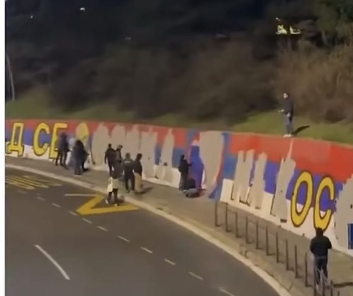 (VIDEO) NI ZASTAVA NI SVETINJE IM NISU SVETE! Blokaderi uništili mural „Kad se vojska na Kosovo vrati“ – još jedan vandalski čin u nizu