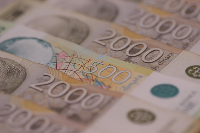 Dinar sutra gotovo nepromenjen: evro 117,3255