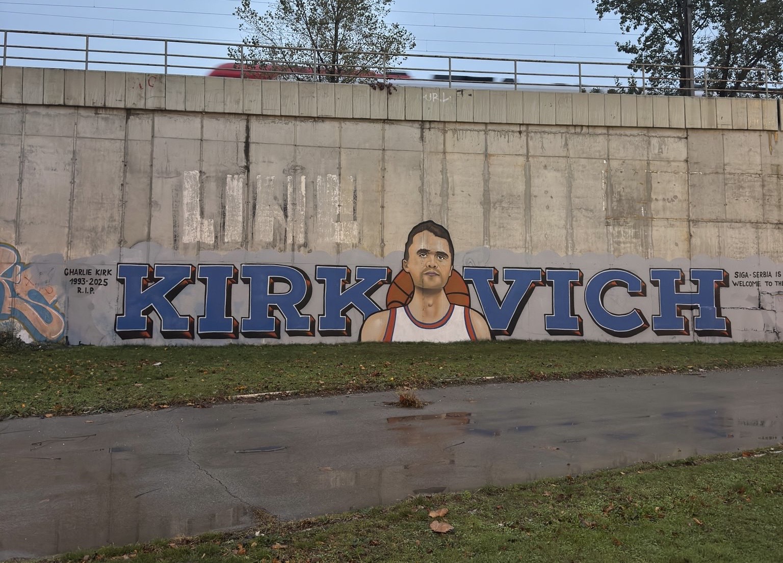 KIRKOVIĆ! U Beogradu osvanuo mural posvećen tragično ubijenom Čarliju Kirku!