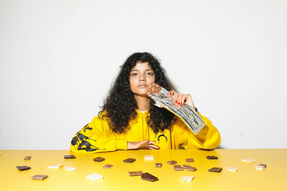 Žena jede čokoladu