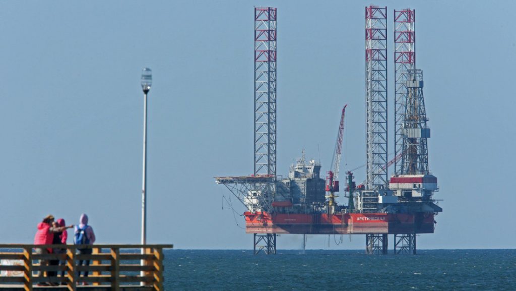 Cene nafte blago porasle, ali su i dalje na putu ka nedeljnom padu od oko tri odsto