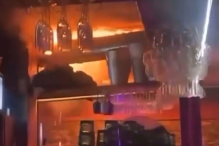 Snimljen trenutak izbijanja fatalnog požara: Vatra zahvata plafon, ljudi panično traže izlaz (VIDEO)