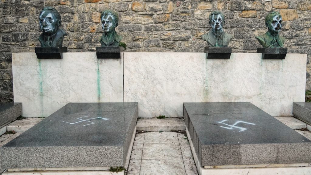 Selaković osudio skranvljenje spomenike u Beogradu: Ovo je čin političkog ekstremizma