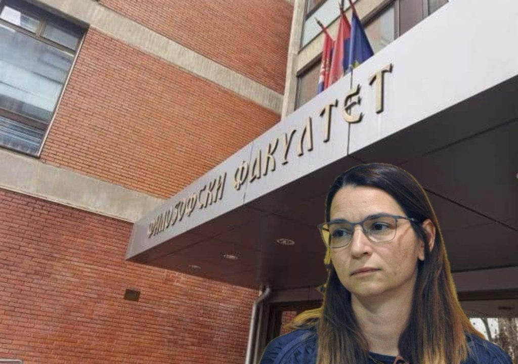 Na današnjoj Sednici Senata u proširenom sastavu koju je sazvao predsednik Saveta Univerziteta u Novom Sadu više nego ubedljivo je odlučeno da dosadašnja profesorka Filozofskog fakulteta Jelena Kleut ne bude izabrana u zvanje redovnog profesora.