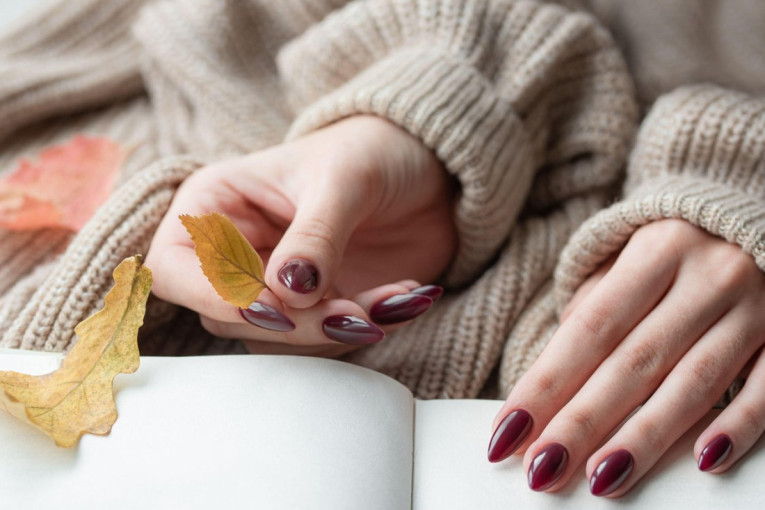 Topli tonovi za hladne dane: Isprobajte i vi manikir inspirisan jesenjim lišćem koji je preplavio mreže