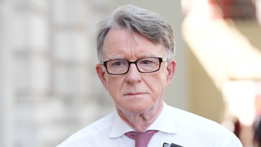 Bivši britanski ambasador u SAD pod istragom zbog kontakata sa Epstinom, policija pretresa dve lokacije