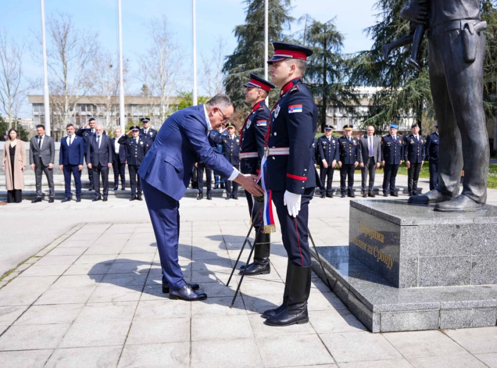 Zagrađanin u ime Dačića položio vence na spomen-obeležje stradalim pripadnicima MUP-a