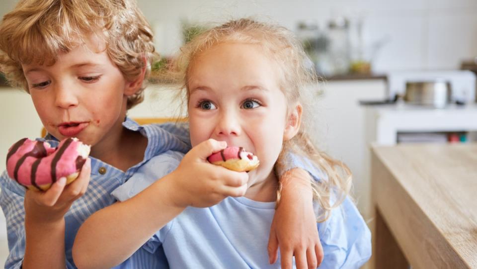 Da li deca stvarno "polude" od šećera? Evo šta je prava istina o njihovom ponašaju posle slatkiša