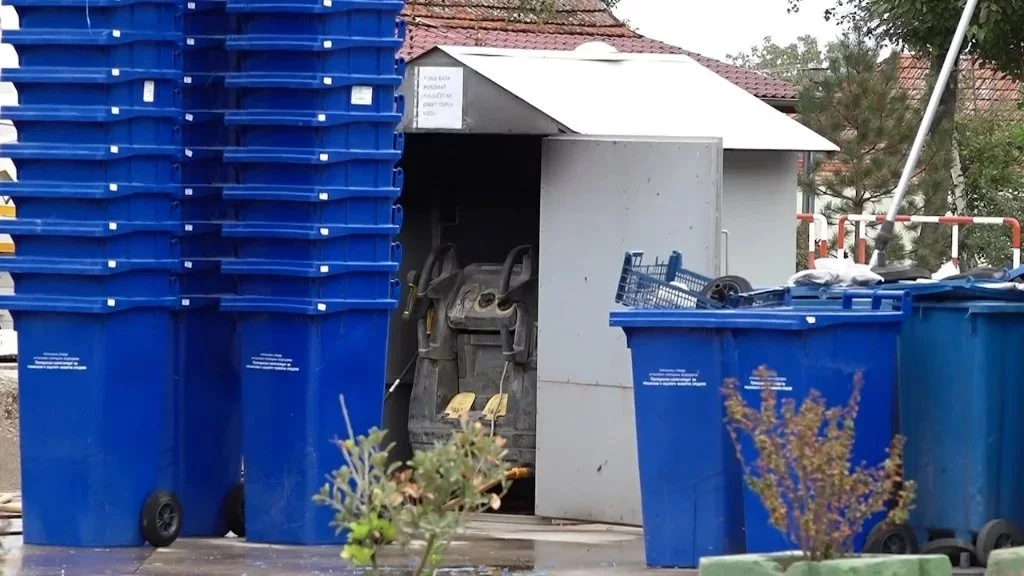 Podela plavih kanti u MZ Čantavir