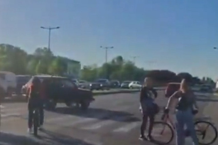 Novi teror blokadera: Ponovo maltretiraju građane Novog Sada VIDEO