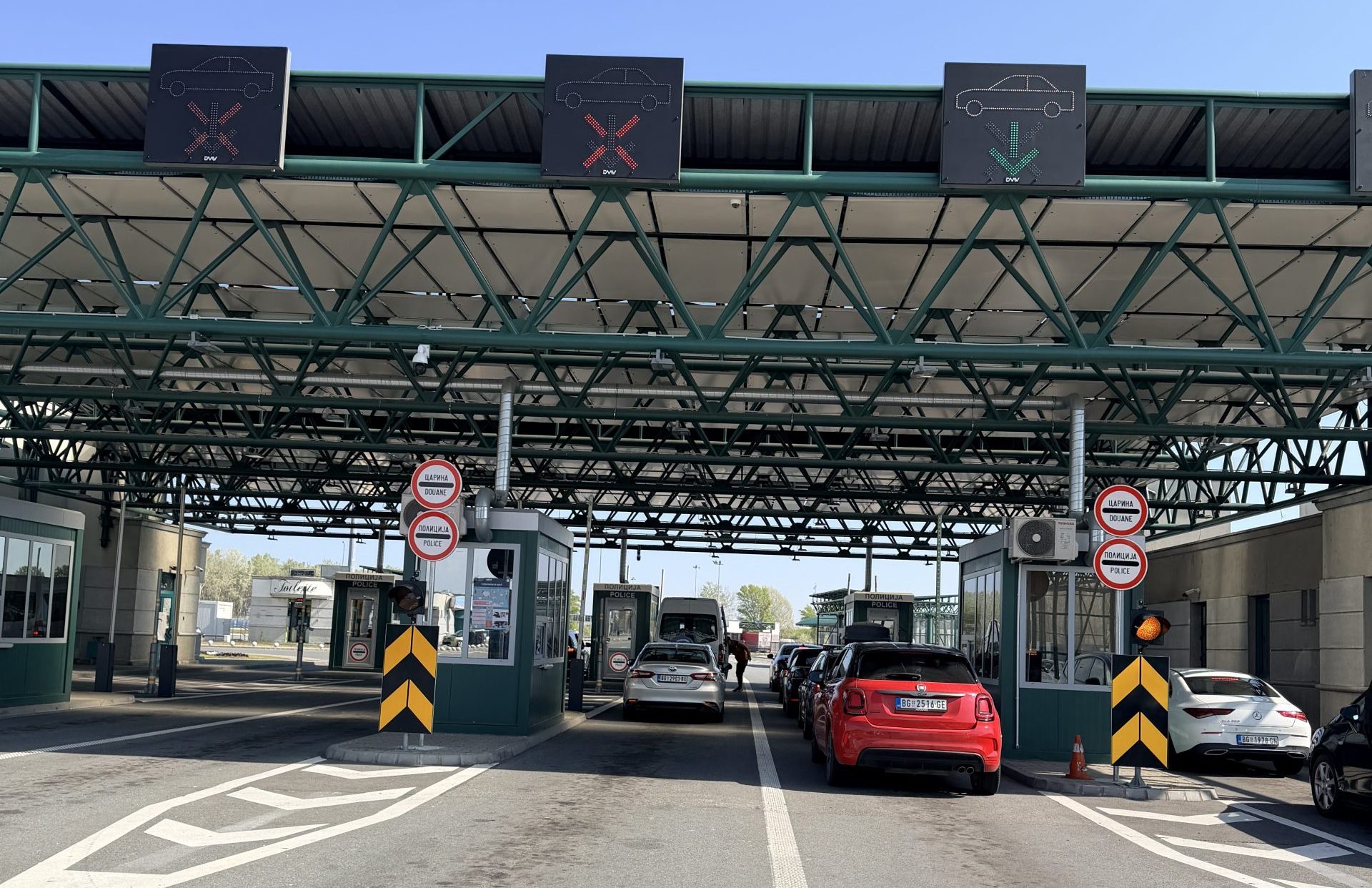 EES sistem na Horgošu: Otisci prstiju i fotografisanje od danas obavezni Puna primena evropskog sistema evidentiranja ulaska i izlaska počela danas: na graničnom prelazu Horgoš prepodne bez većih zadržavanja