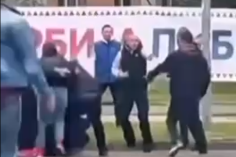 (VIDEO) Opšta makljaža: Blokaderi nasrnuli na članove SNS u Novom Sadu