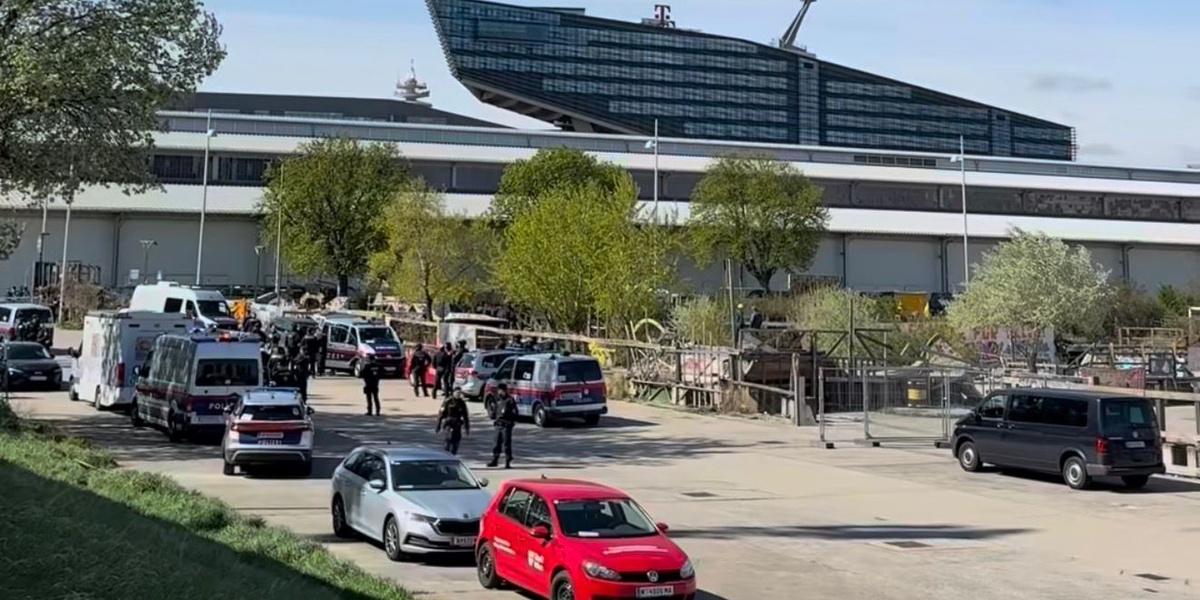 Policija u Beču žestoko rasturila blokadere: Aktivisti pravili barikade i drvenu kulu!