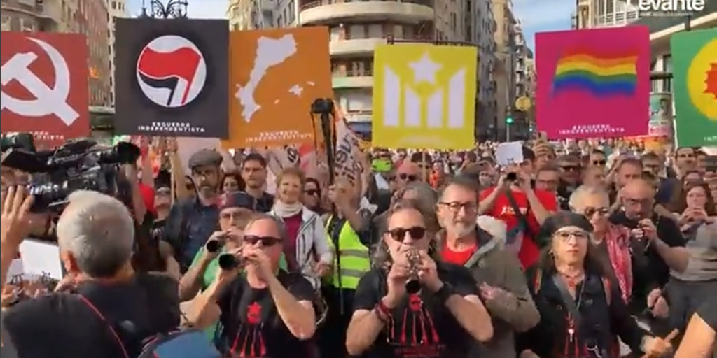 „Ko ne skače, taj je neprijatelj“: Primitivno skandiranje osvaja Evropu