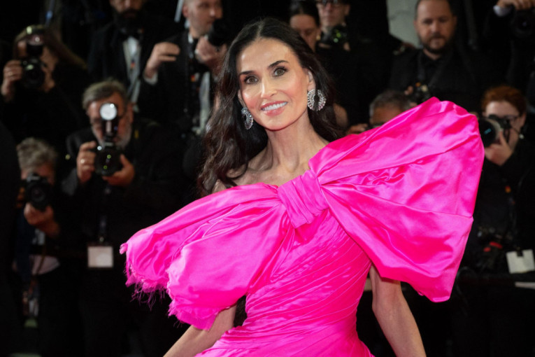 (FOTO) Pink spektakl u Kanu: Demi Mur na tankoj granici između genijalnosti i modnog viška