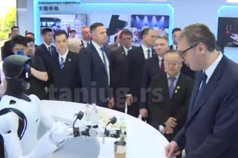 Kina pokazala šta sprema Srbiji! Vučića dočekali roboti koji igraju Moravac! Sreo mlade Srbe u Đasingu (FOTO/VIDEO)