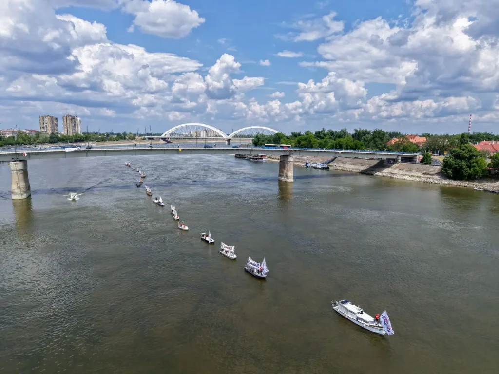 (FOTO, VIDEO) SPEKTAKULARNO! Novi Sad obeležio DAN POBEDE kako dolikuje! Desetine čamaca uz poruku „SRBIJA POBEĐUJE“ prodefilovalo Dunavom