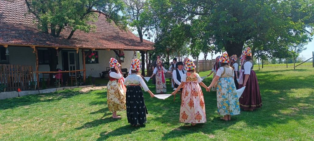 Mladost, tradicija i radost na Salašu Đorđević: Skoro dve stotine mališana učilo bunjevačko kolo i oživelo stare običaje