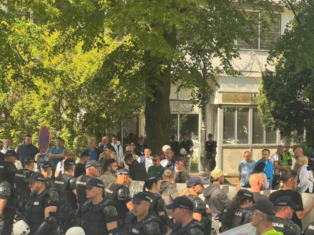 (VIDEO) Opozicija najavila „hiljade“ aktivista, a svega dvadesetak ih se okupilo. Poziv bez odziva!
