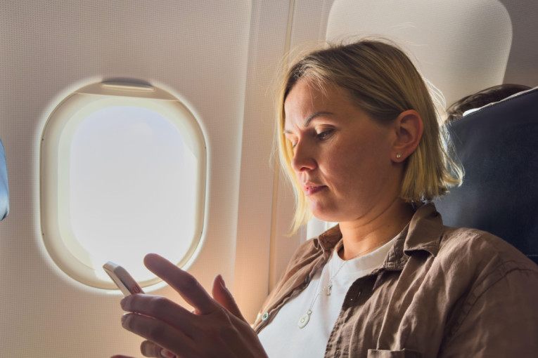 Zbog korišćenja telefona u avionu možete da imate ozbiljan problem: Avio-kompanije pooštrile pravila