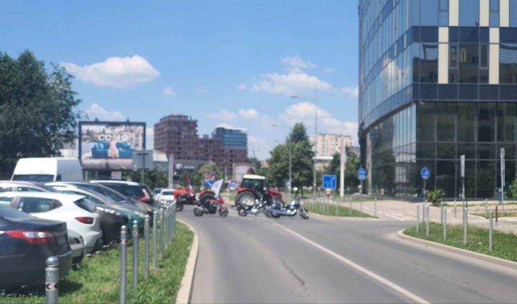 Haos i bezobrazluk u Novom Sadu! Lažni studenti i propali političari blokirali grad, građani očajni: „Prave nam deponiju od kampusa, kolima gaze biciklističke staze!“ (FOTO)
