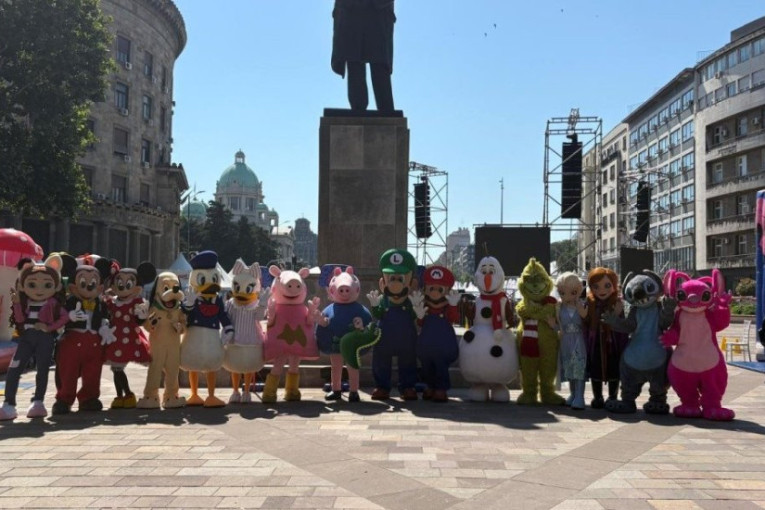 Trg Nikole Pašića prepun mališana! Mađioničari, maskote i dvorci otvorili veliki dan