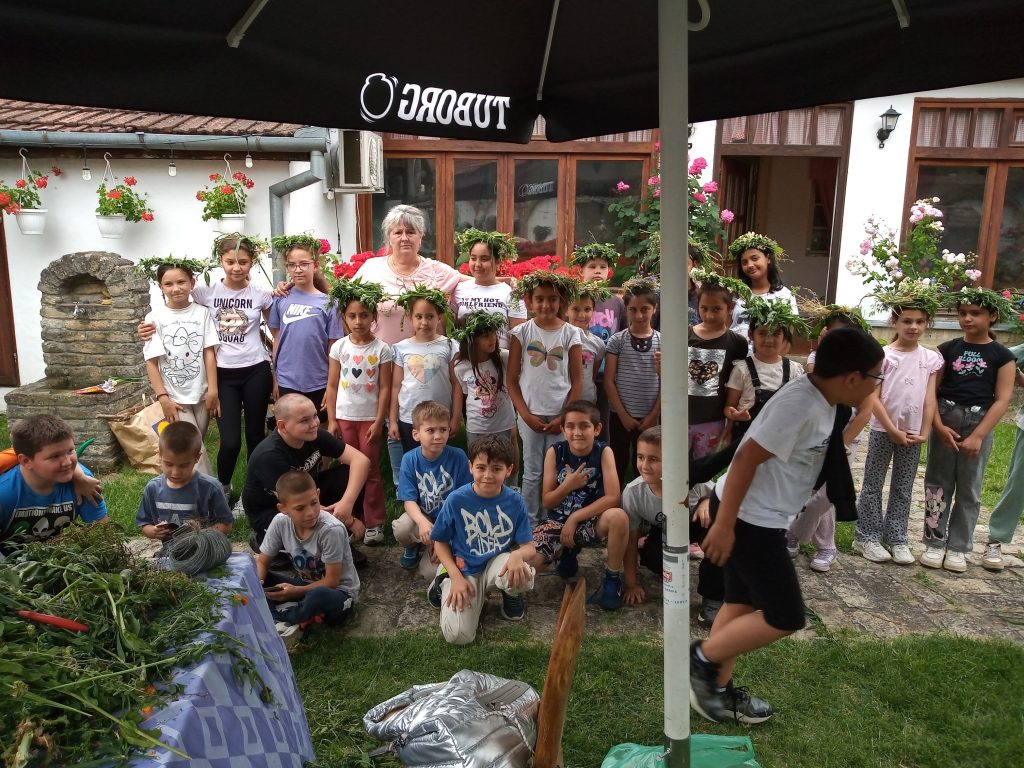 Venci od ivanjskog cveća kao most između dece i zaboravljene tradicije